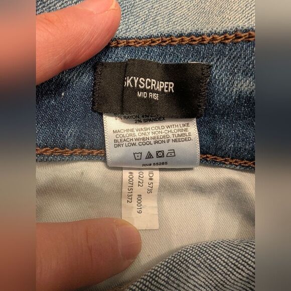 Express Mid Rise Medium Wash Skyscraper Stretch Jeans sz 8 long Slight Kick Hem - Picture 12 of 15